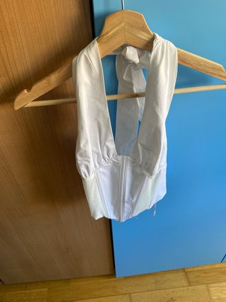 Top blanco con escote halter