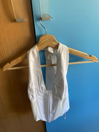 Top blanco con escote halter
