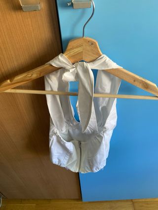 Top blanco con escote halter