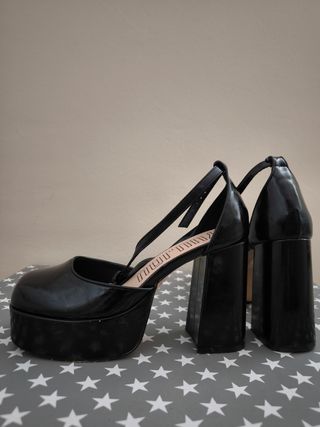 Zapatos de tacón negros con plataforma