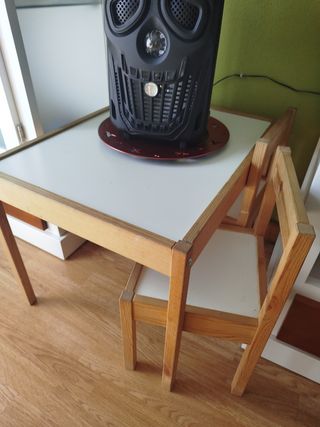 Mesa y sillas infantiles de madera como nuevas !