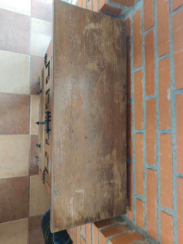 Mueble aparador antiguo de madera.