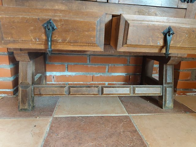 Mueble aparador antiguo de madera.