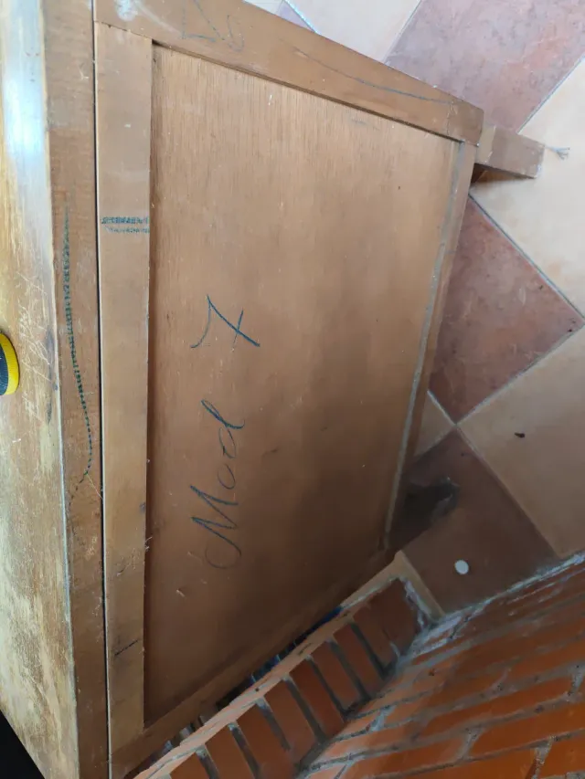 Mueble aparador antiguo de madera.