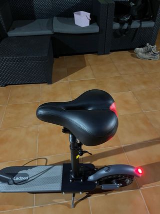 Patinete eléctrico con sillín