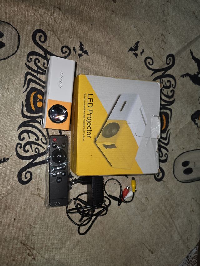 Proyector LED con control remoto