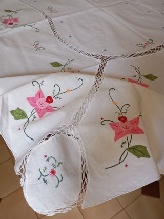 Mantel de mesa bordado a mano