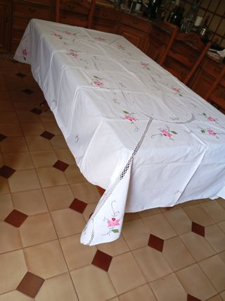 Mantel de mesa bordado a mano
