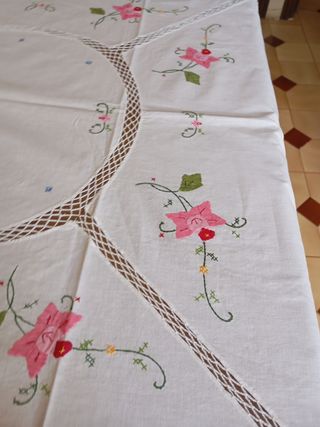 Mantel de mesa bordado a mano