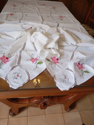 Mantel de mesa bordado a mano