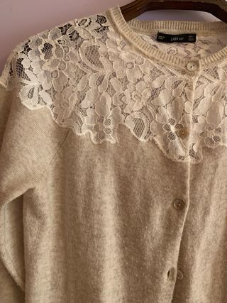 Chaqueta Zara beige con encaje