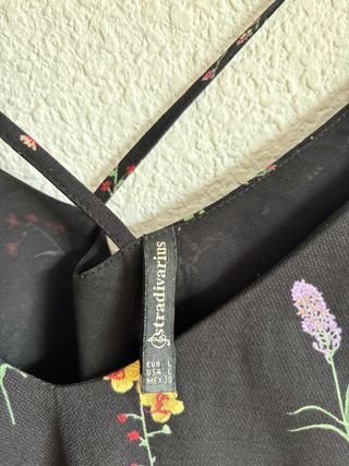 Blusa floral Stradivarius negra