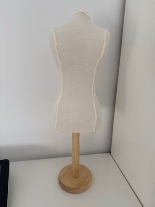 Maniquí a escala A ESTRENAR beige