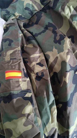 Chaqueta militar con capucha