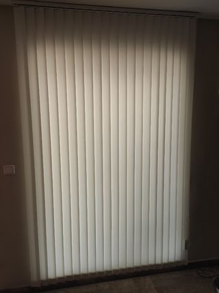 Cortina de lamas sintéticas blanca