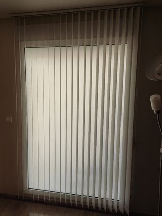 Cortina de lamas sintéticas blanca