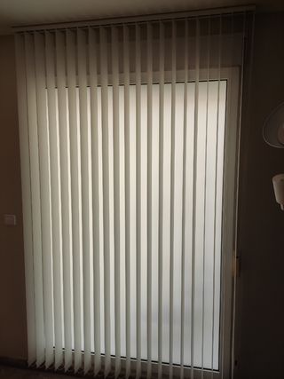 Cortina de lamas sintéticas blanca