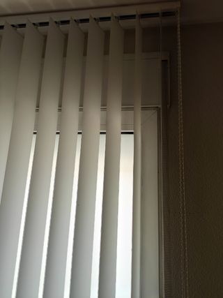 Cortina de lamas sintéticas blanca