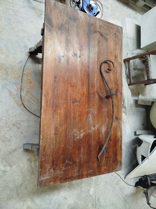 Mesa antigua de madera y metal