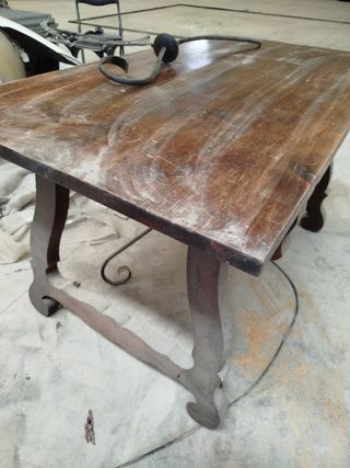 Mesa antigua de madera y metal