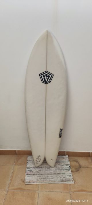 Tabla de surf Retro Fish 5'2" + funda.