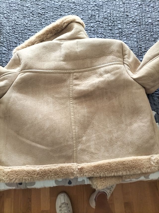 Chaqueta de invierno beige con borreguillo