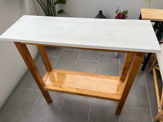 Mueble recibidor de madera blanco y marrón