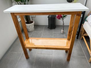 Mueble recibidor de madera blanco y marrón