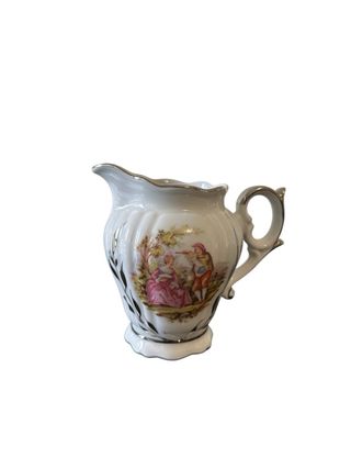 Juego de café de porcelana con detalles dorados