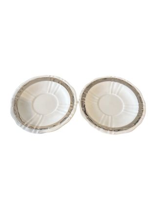 Juego de café de porcelana con detalles dorados