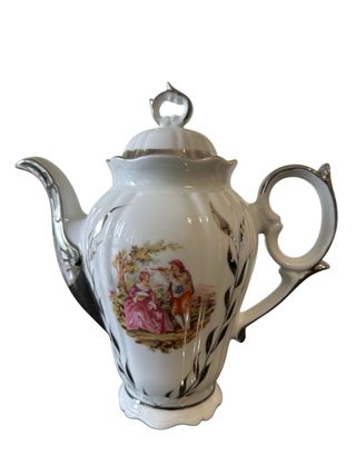 Juego de café de porcelana con detalles dorados