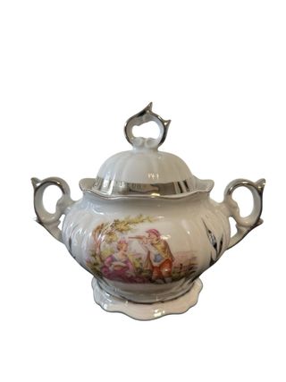 Juego de café de porcelana con detalles dorados