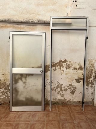 Puerta de cristal con marco de aluminio