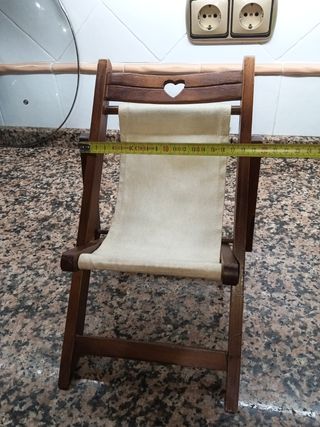 Pequeña tumbona de madera y tela decorativa
