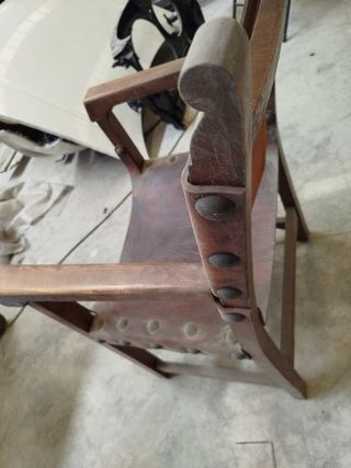 Silla antigua de cuero y madera