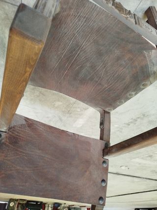 Silla antigua de cuero y madera