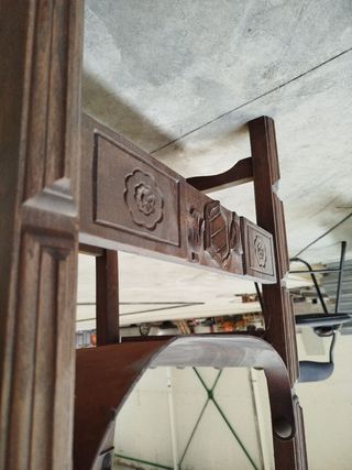 Silla antigua de cuero y madera