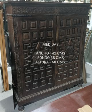 Mueble librero aparador tallado en madera de halla