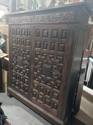 Mueble librero aparador tallado en madera de halla