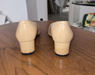Zapatos femeninos Chanel Beige talla 37,5