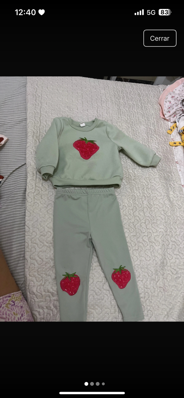 Chándal bebé con fresas bordadas