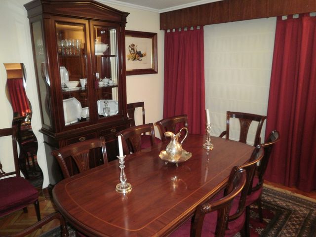 Mesa de comedor de madera con 6 sillas