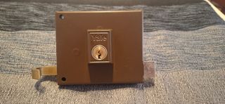 Cerradura Yale para sobreponer Palanca Picaporte