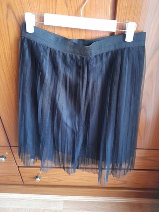 Falda Zara tul plisada forrada negra.