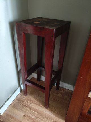 Mesita alta de madera