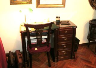 Escritorio de madera con una silla