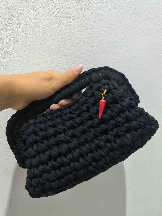 Borsetta nera con ciondolo peperoncino