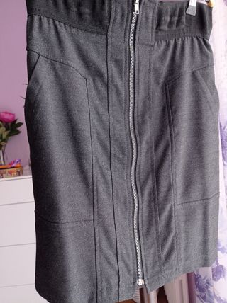 Falda juvenil gris con cremallera