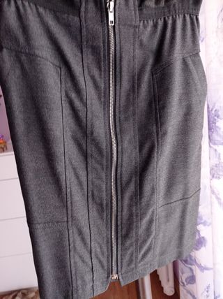 Falda juvenil gris con cremallera