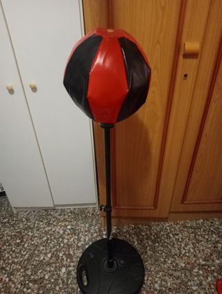 Saco de boxeo rojo y negro